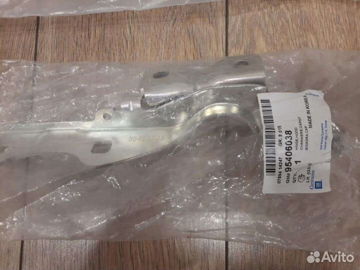 Новая петля капота Chevrolet Cruze левая оригинал