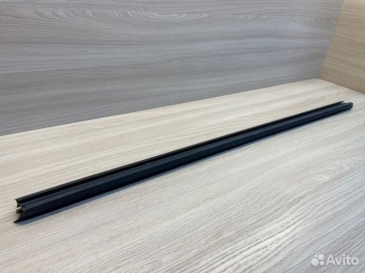 Уплотнитель стекла двери внутренний передний левый