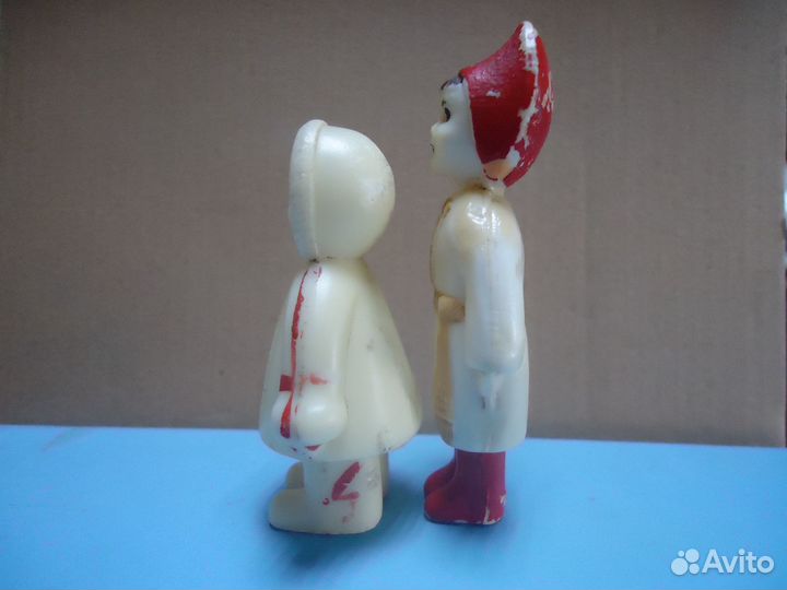 2-е Советские фигурки из колкого пластика
