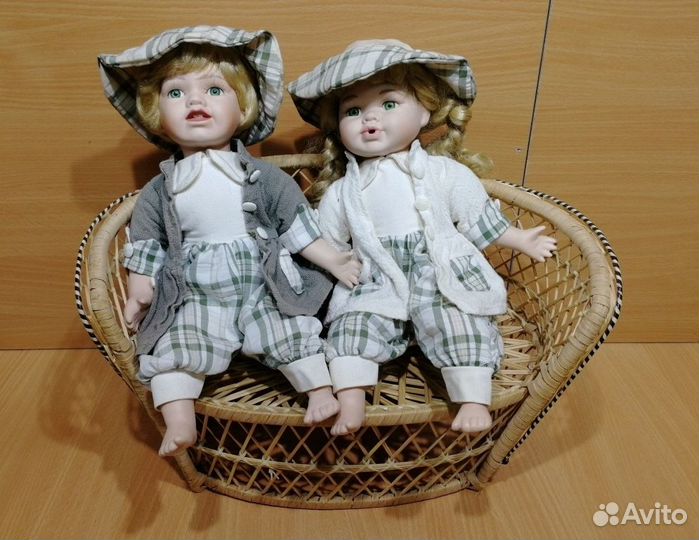 Набор кукол 2шт Парочка в панамах фарфор / диван