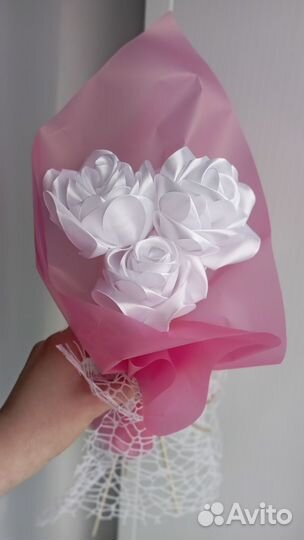 Розы из атласных лент