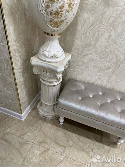 Ваза на колонне интерьерная