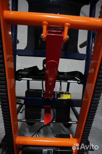 Электрический гусеничный подъемник