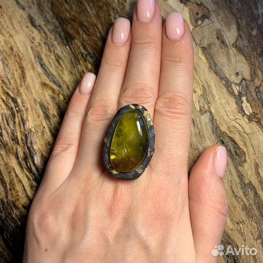 Кольцо янтарное в обрамлении из клёна