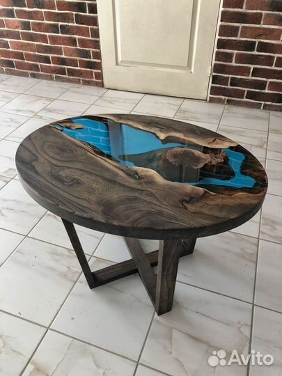 Овальный столик с эпоксидной смолой