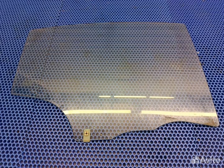 Стекло двери заднее правое Mazda 3 bk