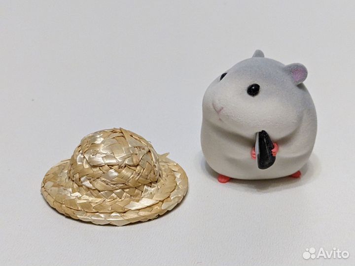 Милый и забавный хомяк в шляпе с семечкой