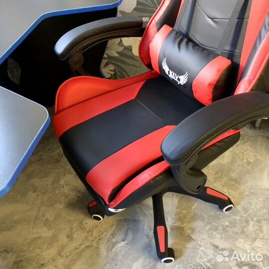 Компьютерное кресло геймерское с подножкой