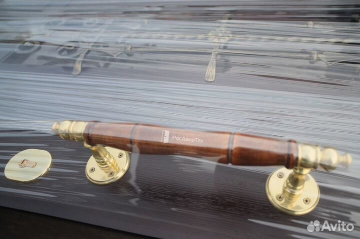 Дверь входная для частного дома со стеклом