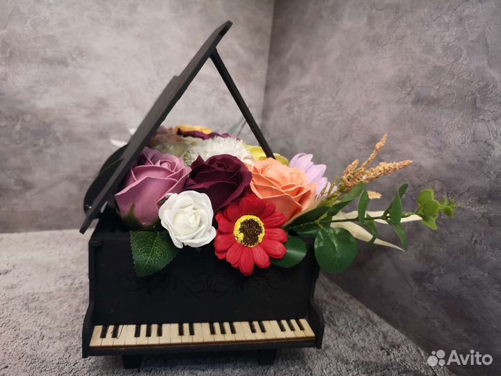 Букет цветов в рояле