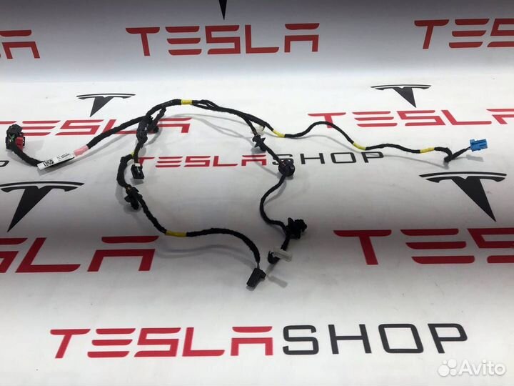 Электропроводка обшивки (карты) двери Tesla