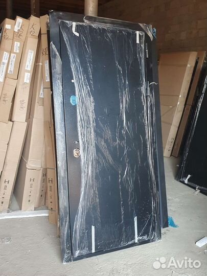 Дверь входная с зеркалом