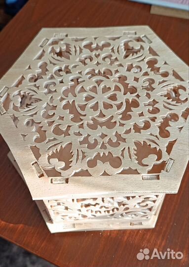 Деревянная шкатулка