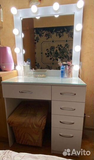 Гримерное зеркало со столом