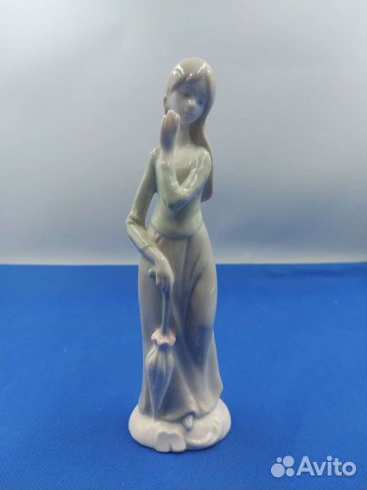 Фарфоровая статуэтка Девушка с зонтиком Royal