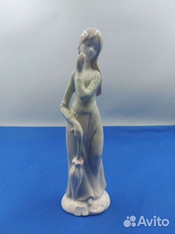 Фарфоровая статуэтка Девушка с зонтиком Royal