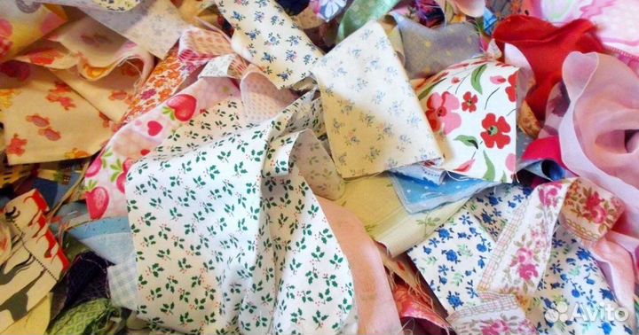 Обрезки тканей и нитки