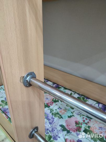 Двухярусная кровать с матрасами