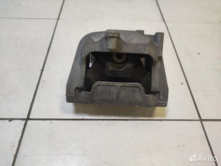 Опора двигателя правая Volkswagen Passat CC 358
