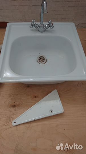 Кухонная мойка со смесителем
