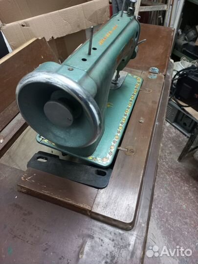 Старинная швейная машинка.Антикварная машинка