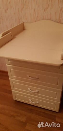 Кровать с матрасом,комод