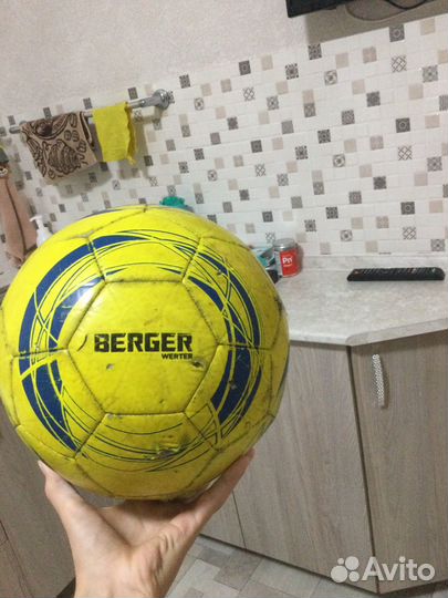 Футбольный мяч погрызла собака не сдуваится