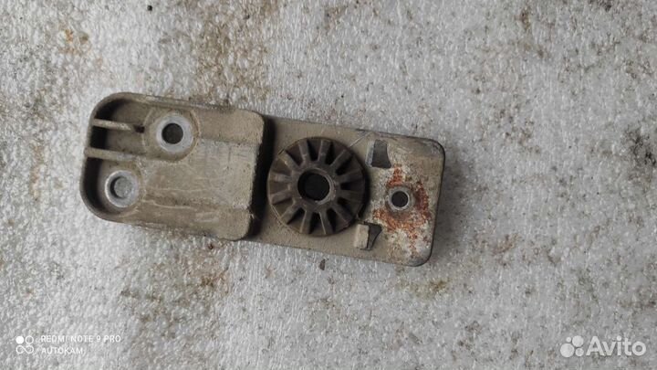 Кронштейн радиатора нижний Chevrolet Cruze