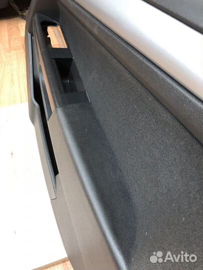 Обшивка передней правой двери Opel Astra h