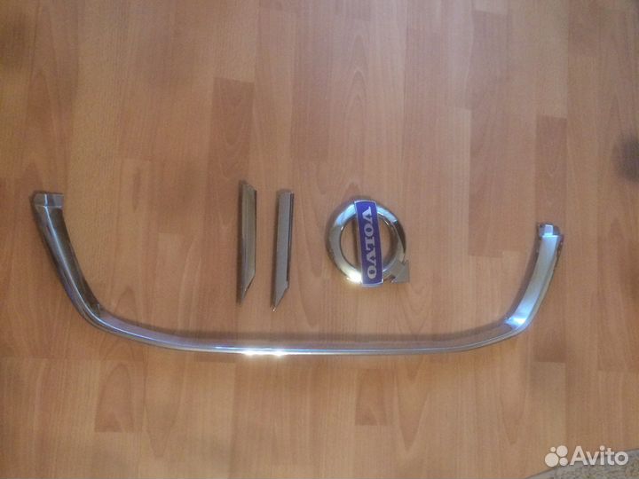 Эмблема и части молдинга к автомашине