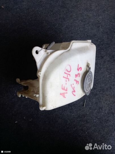 Бачок омывателя на toyota corolla AE110