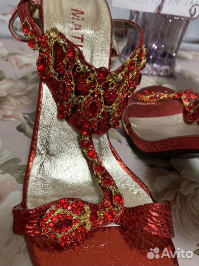 Босоножки новые с камнями 37.5-38