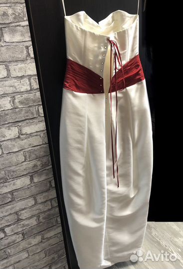 Платье свадебное с красным поясом