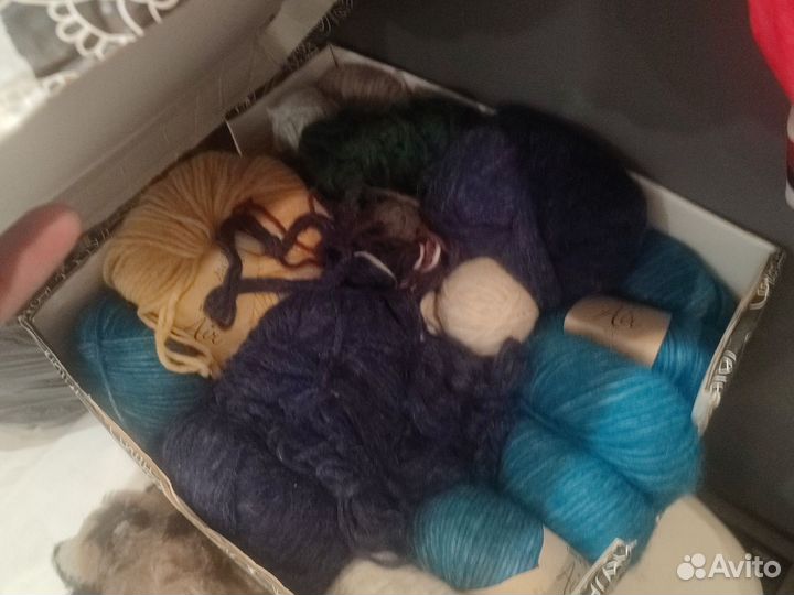 Остатки литературы и материалов для рукоделия