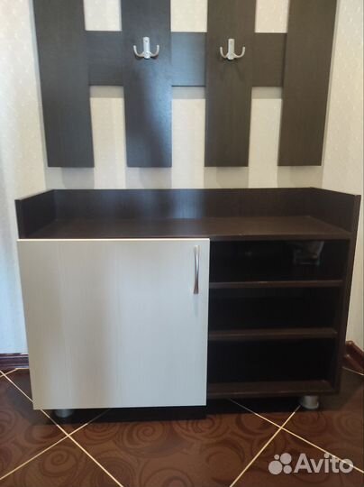 Вешалка настенная с тумбой