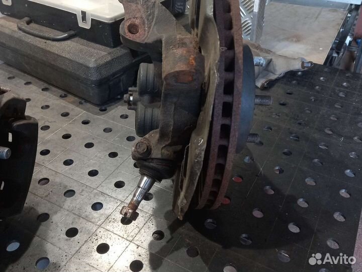 Передние диски и суппорта Субару Форестер 2008