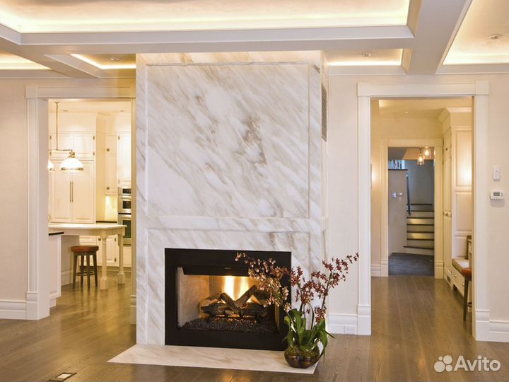 Облицовка камина из светлого мрамора