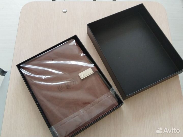 Ежедневник с беспроводной зарядкой и фонариком