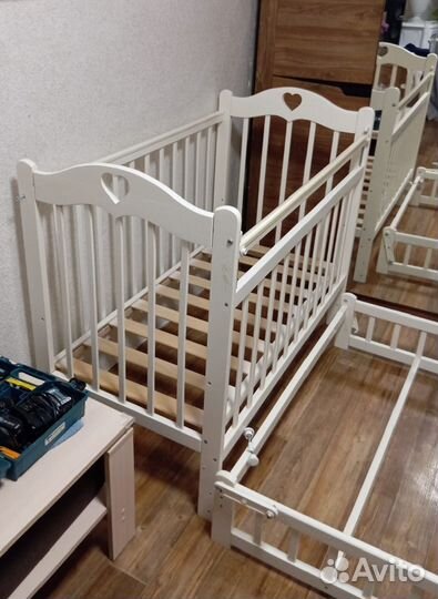 Детская кроватка с маятником