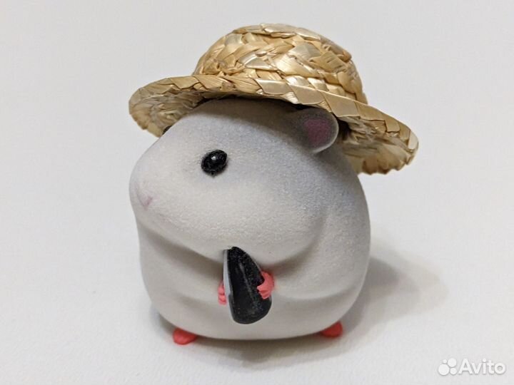 Милый и забавный хомяк в шляпе с семечкой