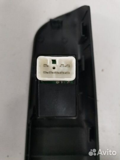 Кнопка стеклоподъемника передняя правая Kia Ceed 1