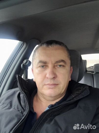 Водитель на личном автомобиле газель