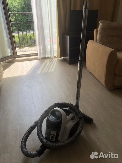 Пылесос камерный Bosch BGS05A225 белый