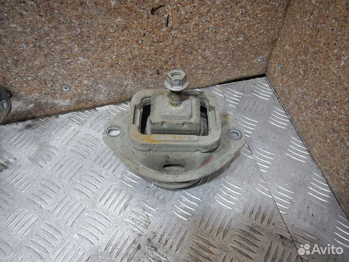 Опора двигателя правая Land Rover Discovery III