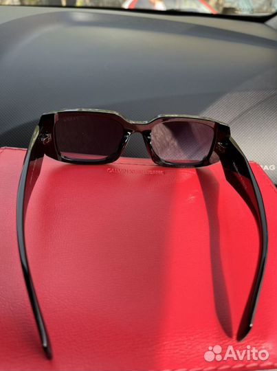 Солнцезащитные очки Prada с белой оправой