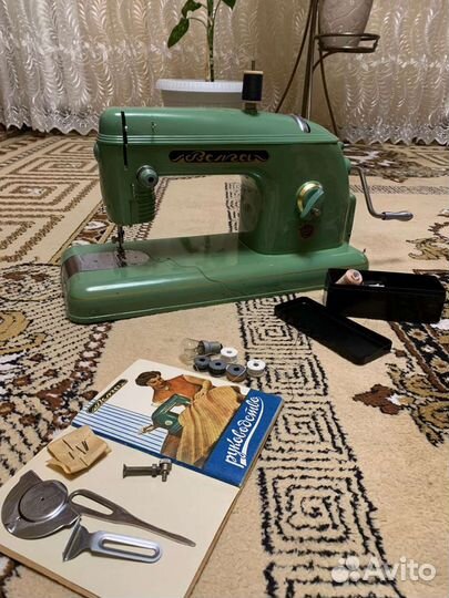 Ретро машинка швейная «Волга» М3-K