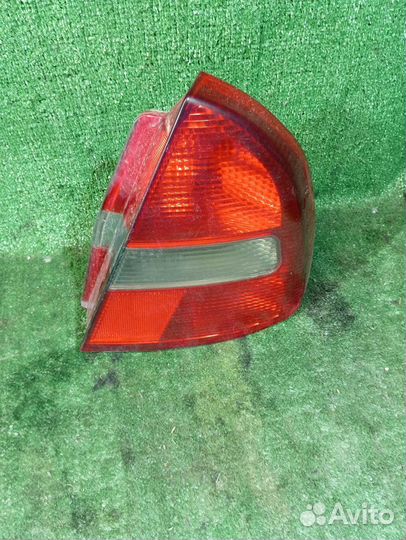 Фонарь задний правый Mitsubishi Carisma хэтчбек