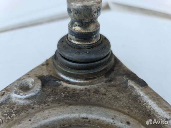 Передний верхний левый рычаг Mercedes W222