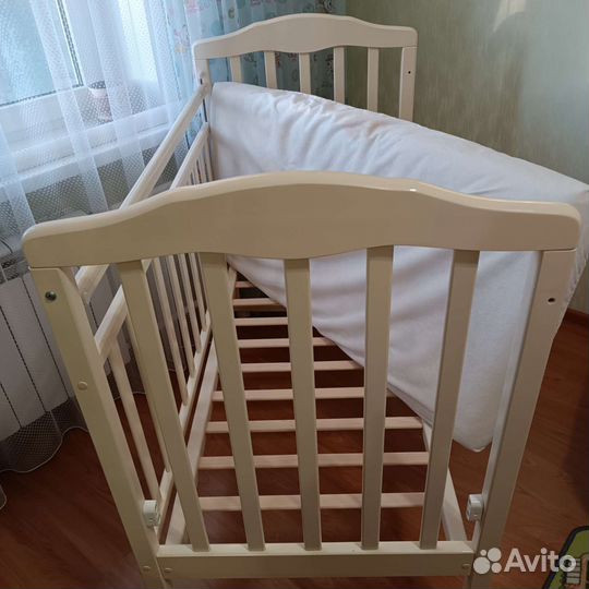 Детская кроватка с маятником