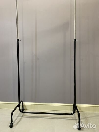 Вешалка напольная на колесах металлическая